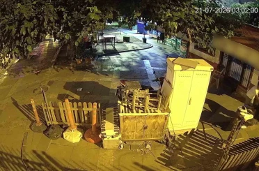 Çevreyi kontrol edip sandalyeye oturdu, park boşalınca motosikleti çaldı 