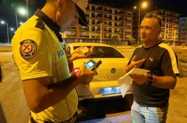 Cezaevinden izinli çıkıp alkollü halde çocuklarıyla trafiğe çıktı, yakalanınca polise beddua yağdırdı 