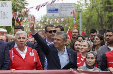 CHP Genel Başkanı Özel: "Gençler Cumhuriyet'e ve Cumhuriyet'in kazanımlarına sahip çıkmaya kararlı"