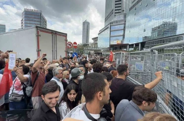 CHP İstanbul İl Başkanlığı’ndaki barikatı yıkmaya çalışan kalabalığa polis müdahalesi 