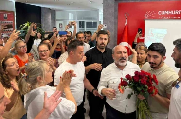 CHP İzmir İl Başkanlığı’nda ’Karanfil’ gerginliği