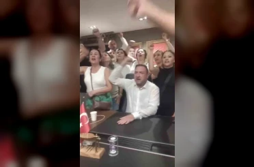 CHP İzmir’de olaylı gece: Gümrükçü il binasına girdi, taraflar arasında arbede çıktı 