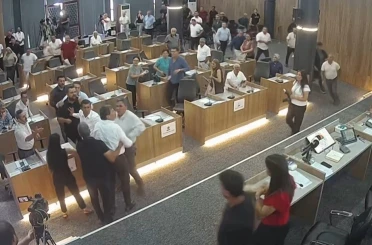 CHP’li belediye başkanının AK Partili meclis üyesinin üzerine yürüdüğü anlar kamerada 