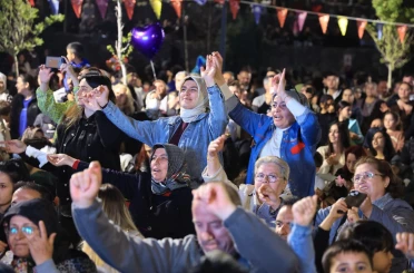 Çiçek Festivali’nin son gününde düzenlenen konserde vatandaşlar doyasıya eğlendi 