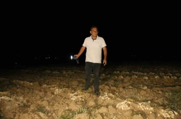 Çiftçilerin "beyaz altın" nöbeti: Bir yıllık emekleri için sabaha kadar tarlada bekliyorlar 