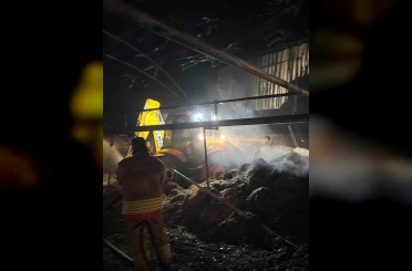 Çiftlikte çıkan yangında saman balyaları alevlere teslim oldu 
