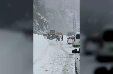 Çığ nedeniyle ulaşıma kapanan Trabzon-Bayburt karayolu kontrollü olarak ulaşıma açıldı 