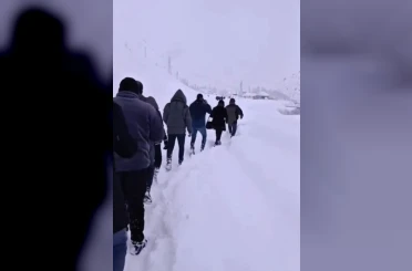 Çığla kapanan yolda mahsur kalan 100 kişi köyde misafir edildi 