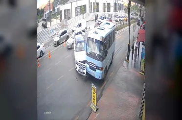 Cip ile yolcu minibüsünün çarpıştığı anlar kamerada 