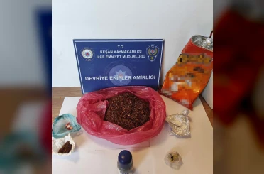 Cips paketine gizlenmiş uyuşturucuyla yakalandı 
