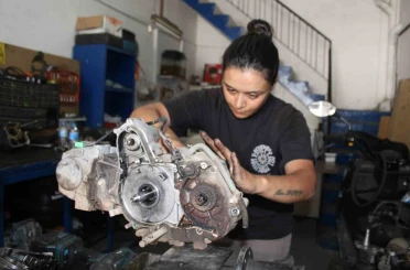 Çırak bulamayan eşine destek için başladı, motor ustası oldu 