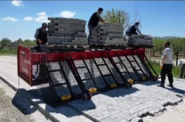 Çivril Belediyesi envanterine parke taşı serme makinesiyle genişletti 