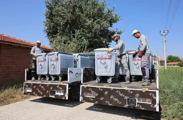 Çivril’de vatandaş istedi, belediye 285 yeni konteyner yerleştirdi
