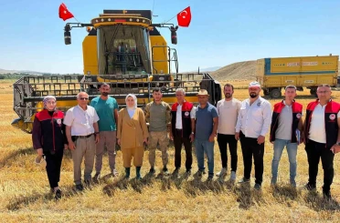 Çizmeli Kaymakam bu kez tarlada 