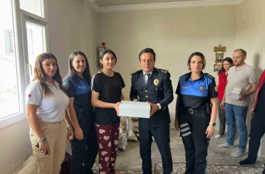 Cizre İlçe Emniyet Müdürü Elmalı, kız çocuklarına ayakkabı hediye etti 
