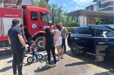 Çocuğu araç içerisinde kilitli kaldı, gözyaşlarına boğulan kadının yardımına itfaiye ekipleri yetişti 