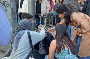 Çocuğun attığı yumrukla yaşlı adam kanlar içinde yere yığıldı 
