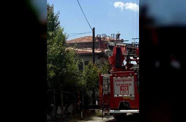Çocuğun oynadığı ateş evi yaktı 