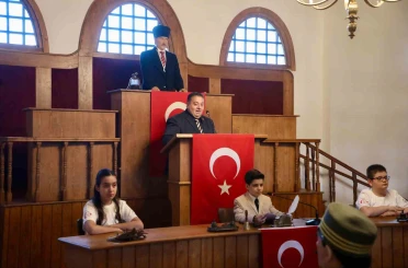 Çocuk meclisinden tarihi atmosferde 23 Nisan özel oturumu 