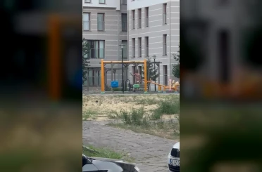 Çocuk parkında elinde bıçakla cinnet geçiren şahsı polisler ikna etti 