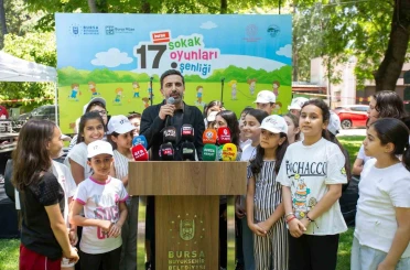 Çocuklar eskimeyen oyunlarla doyasıya eğlendiler 