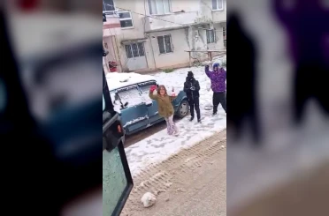Çocuklar karları temizlemesin diye temizleme aracını kartopuna tuttu 