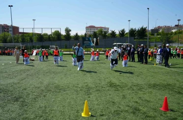 Çocuklar, öğretmenler ve veliler birlikte geleneksel oyunlar oynadı, ortaya renkli görüntüler çıktı 