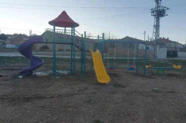 Çocukların okula oyun parkı talebi yerine getirildi 