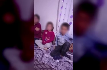 Çocuklarına kemerle işkence yapıp bir de cep telefonuyla kayıt altına aldı 