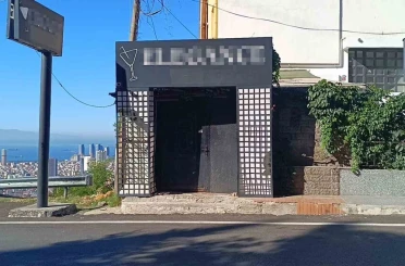 Çocuklarının gözü önünde babaya tokat atan şahsın iş yerine silahlı saldırı 