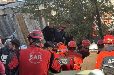 Çöken binadaki eczacı: "Belki enkaz altında biz de kalmış olacaktık"