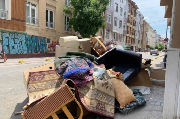 Çöp kenarına bırakılan hurda eşyalar ulaşımı aksatıyor 