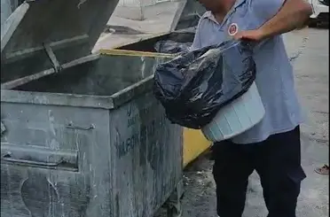 Çöp konteynırı tutuştu, temizlik işçisi anında müdahale etti
