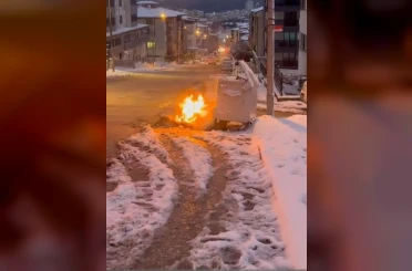 Çöp konteynırı yanına bırakılan eşyalar alev aldı 