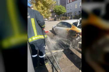 Çöpe atılan yanıcı madde otomobili yaktı 