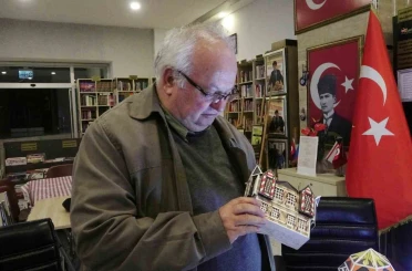 Çöpe gidecek malzemeleri sanata dönüştüren emekli usta tarihi maketlerle yaşatıyor 