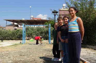 Çöpleri yakmak isterken oyun parkını yaktı 