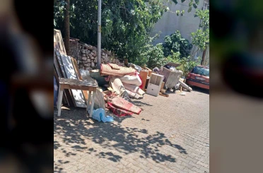 Çöpün kenarına ne buldularsa bıraktılar, mahalle sakinlerine muhtar isyan etti 