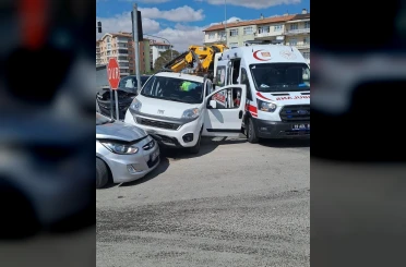 Çorum’da 3 araç kavşakta çarpıştı: 2 yaralı 
