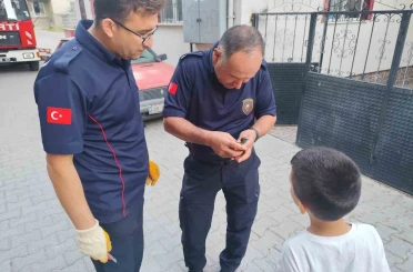 Çorum’da çatı kenarına sıkışan kuşu itfaiye kurtardı 