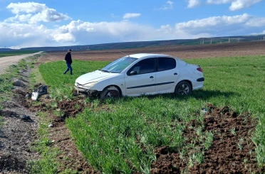 Çorum’da devrilen otomobilin sürücüsü yaralandı 