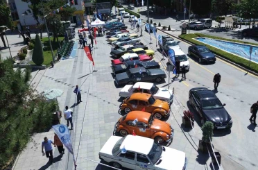 Çorum’da klasik otomobil rüzgarı: Vatandaşlar büyük ilgi gösterdi 