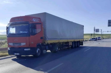 Çorum’da otomobil ile tır kavşakta çarpıştı: 4 yaralı 