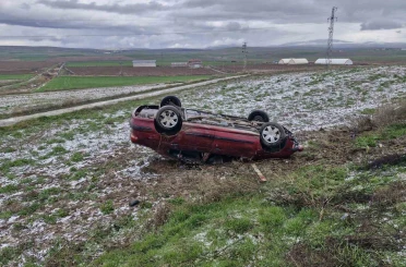 Çorum’da otomobil şarampole yuvarlandı: 3 yaralı 