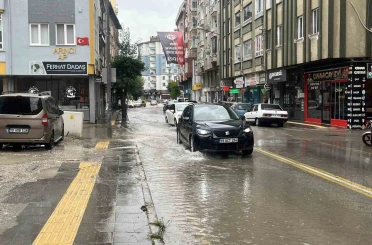 Çorum’da sağanak sonrası sokaklar göle döndü 