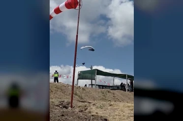 Çorum’da yamaç paraşütü pilotunun düşme anı kamerada 