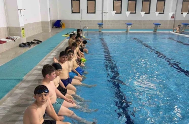 Çorumlu öğrenciler Tosya’da havuzda serinledi 