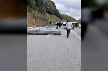 Çubuk demir yüklü tır devrildi, OSB yolu trafiğe kapandı 
