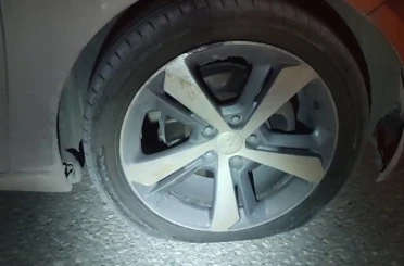 Çukura giren otomobilin lastikleri patladı 