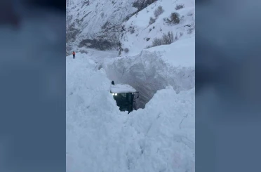 Çukurca yolunda nefes kesen çığ temizliği 
